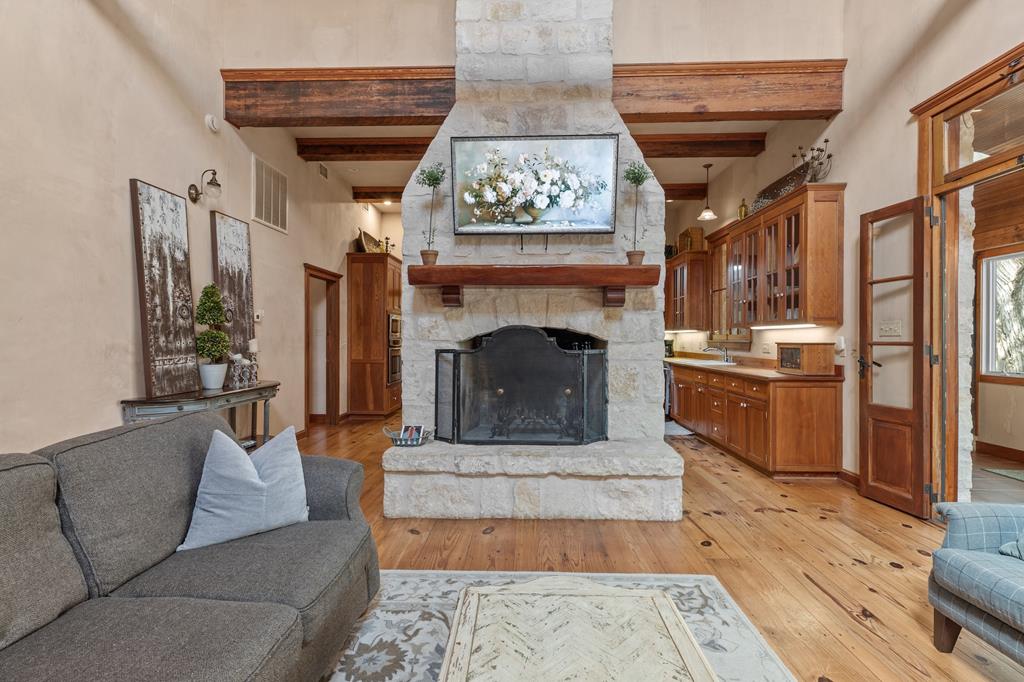 208 W Schubert St