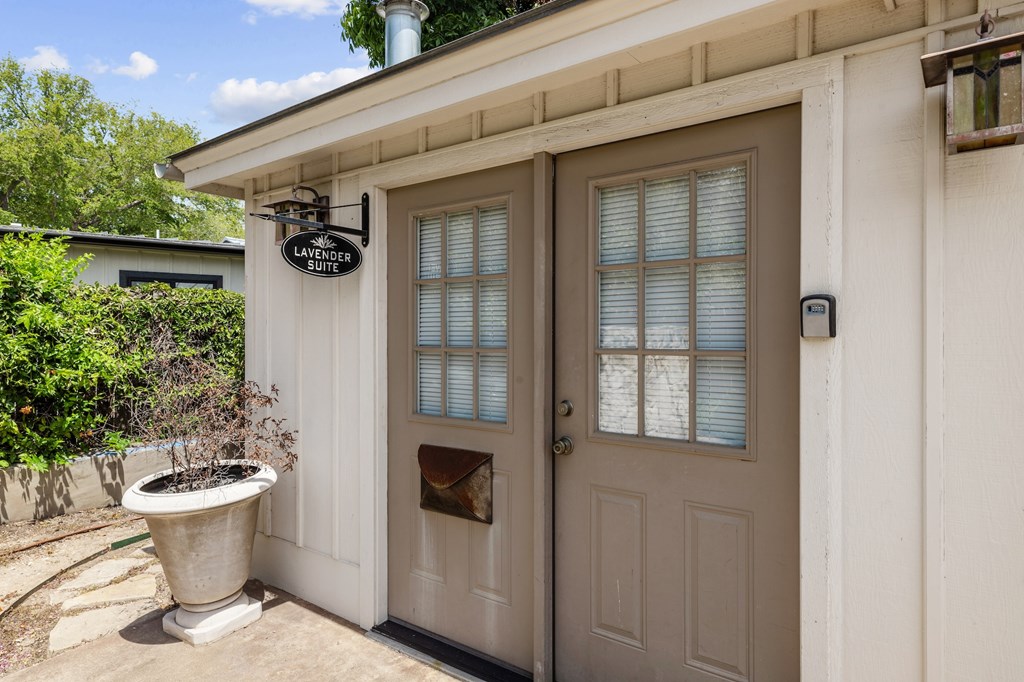208 W Schubert St