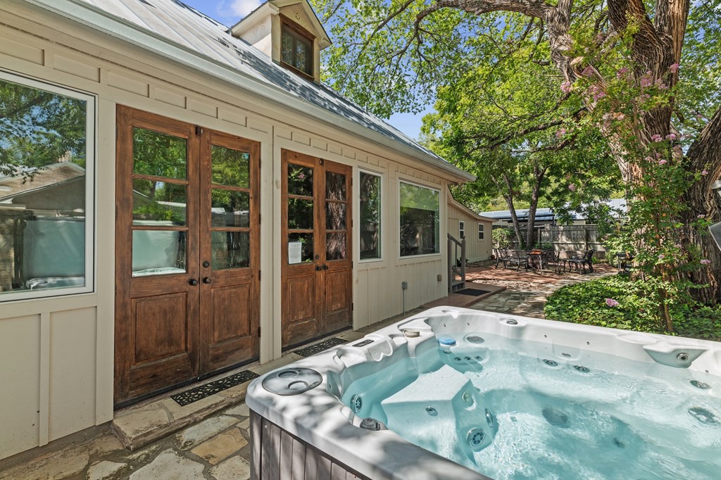 208 W Schubert St