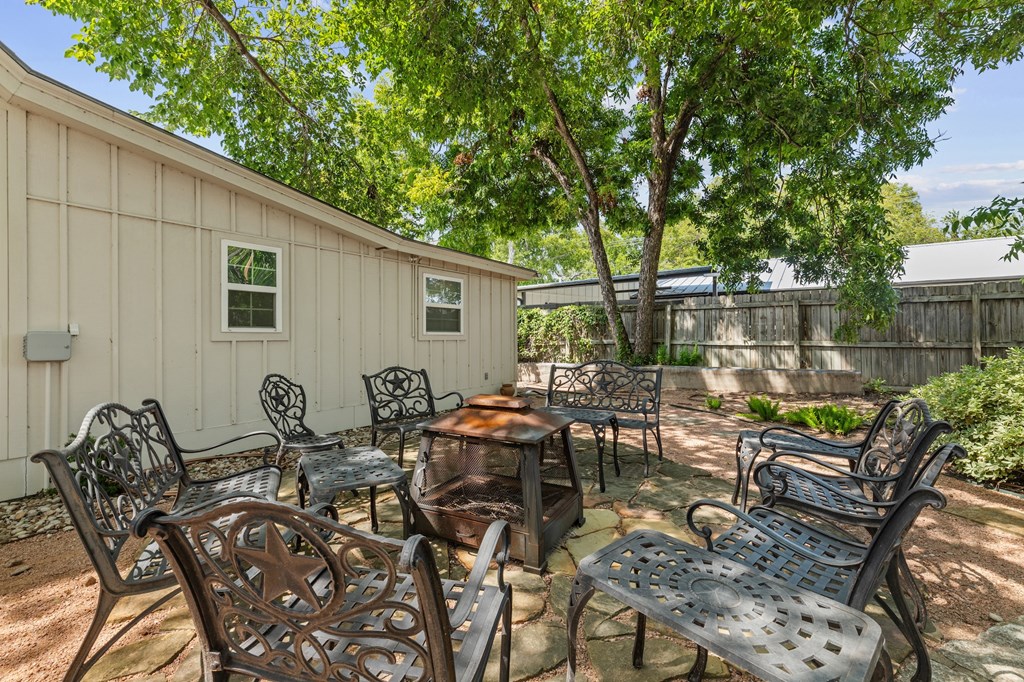 208 W Schubert St