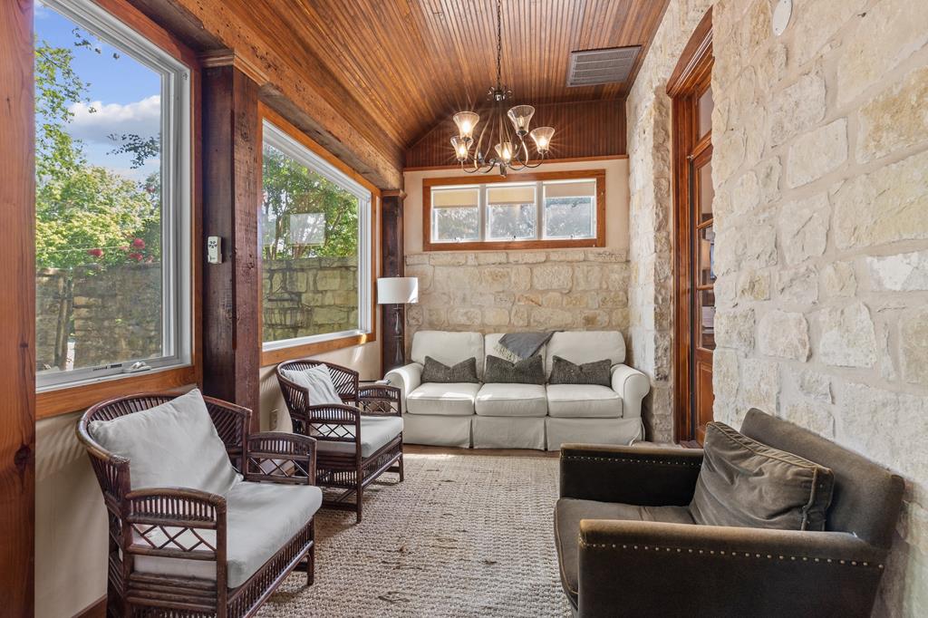 208 W Schubert St