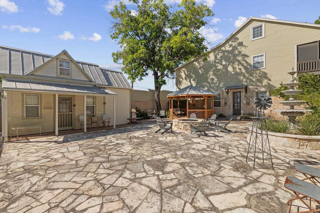 208 E San Antonio St