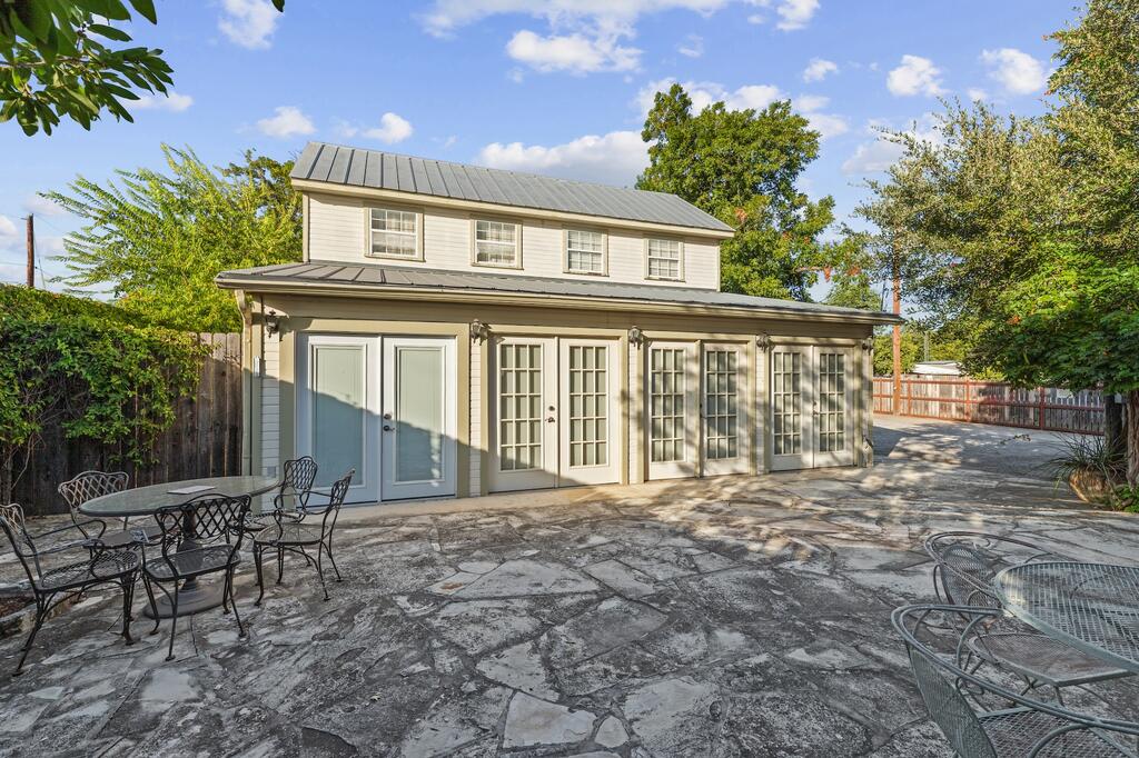 208 E San Antonio St