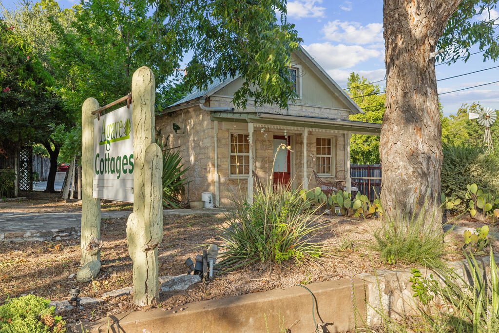 208 E San Antonio St