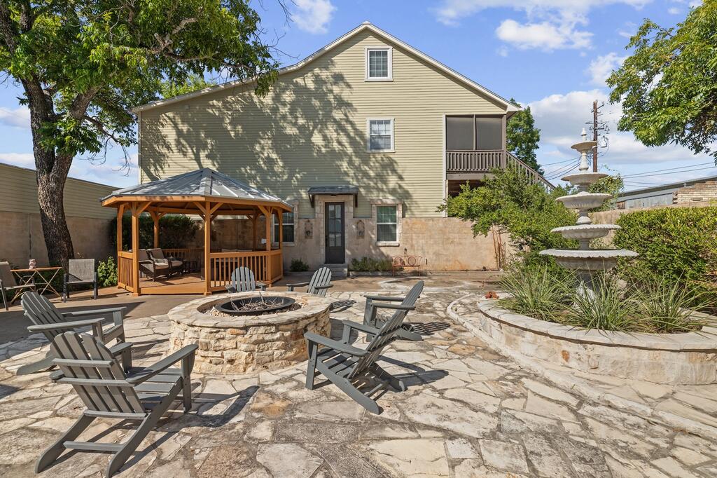 208 E San Antonio St