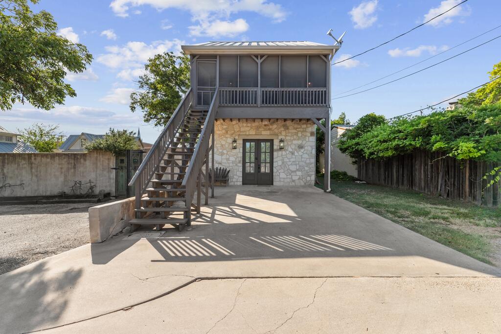 208 E San Antonio St