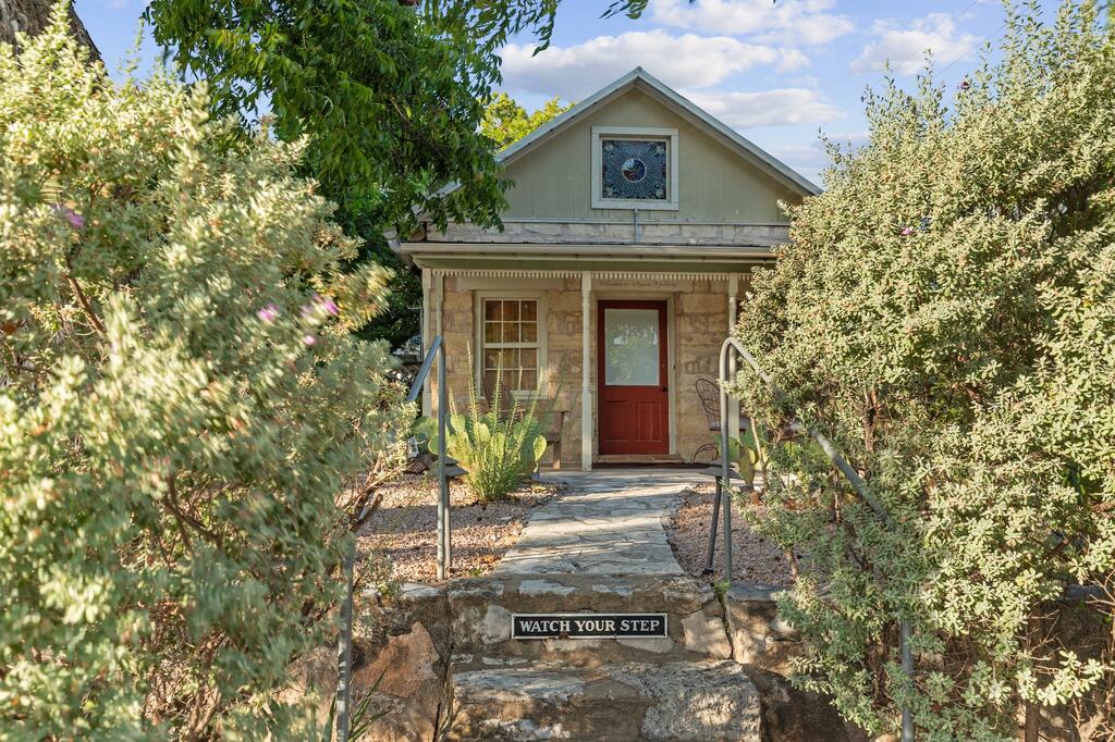 208 E San Antonio St