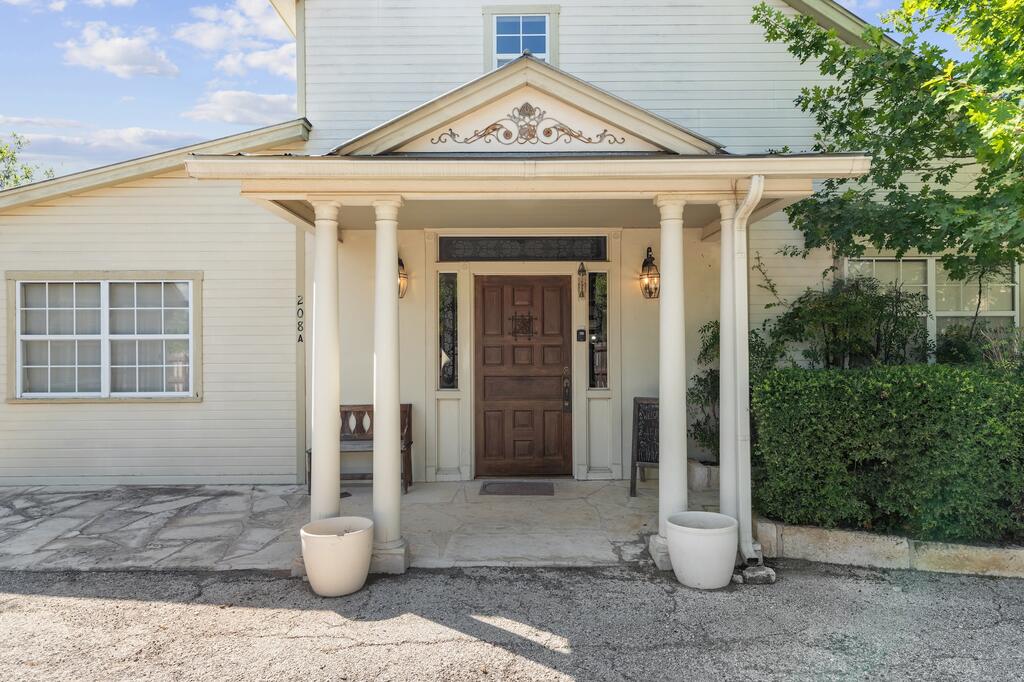208 E San Antonio St