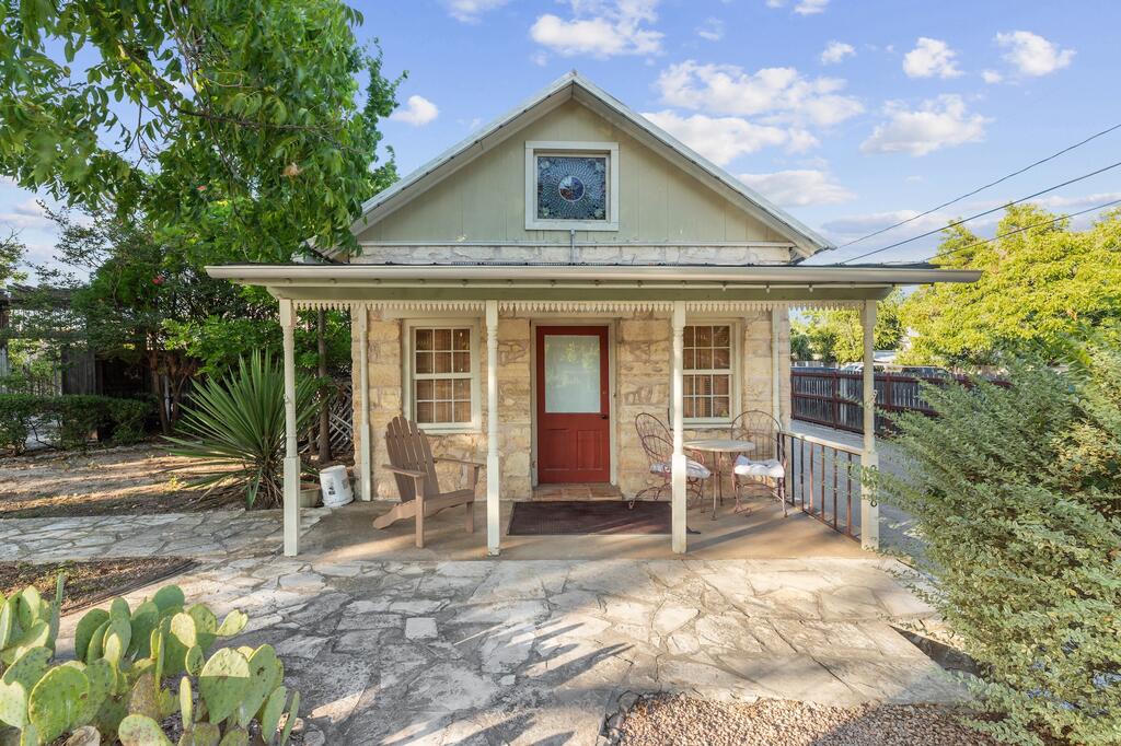 208 E San Antonio St