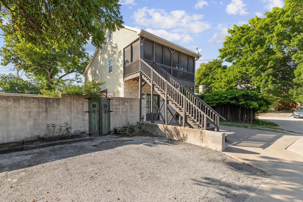 208 E San Antonio St