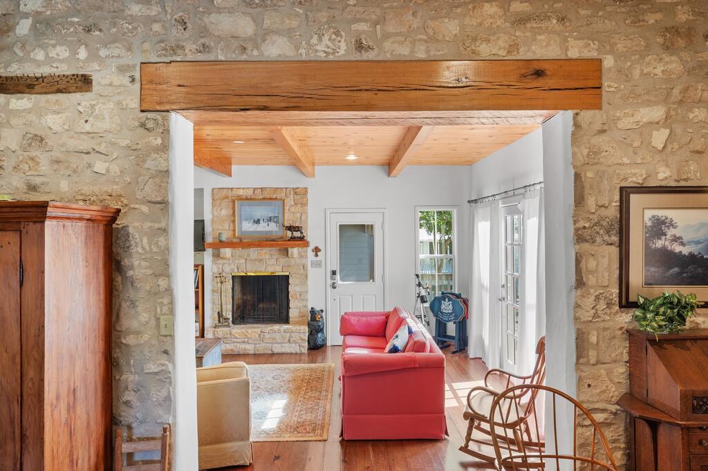 504 W Austin St