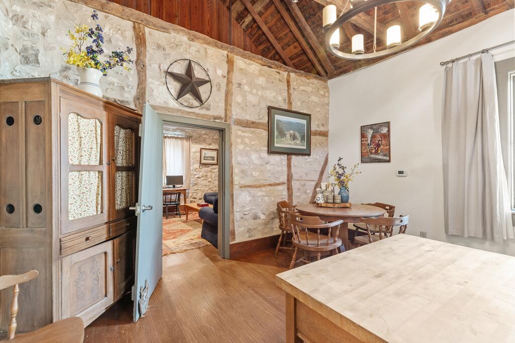 504 W Austin St