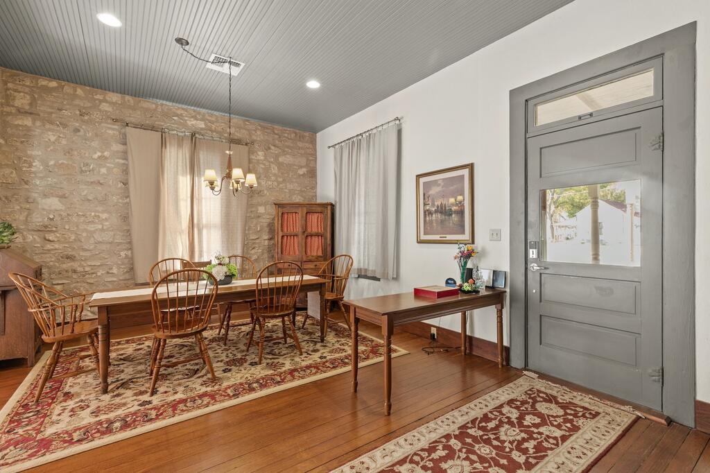 504 W Austin St