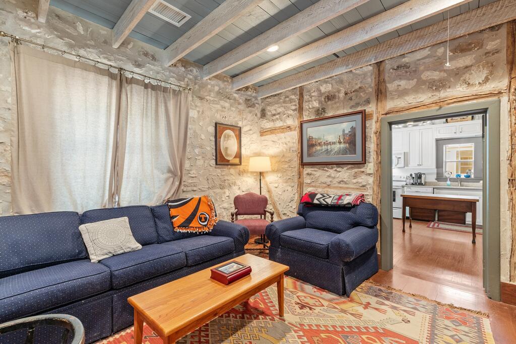 504 W Austin St