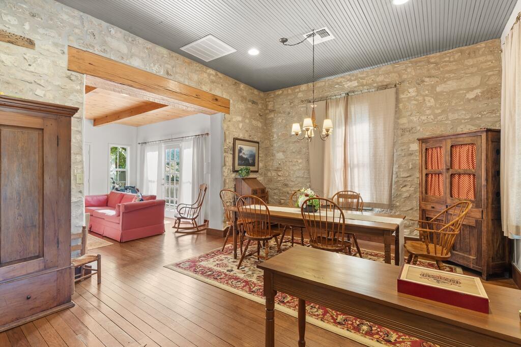 504 W Austin St