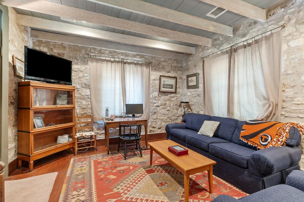504 W Austin St