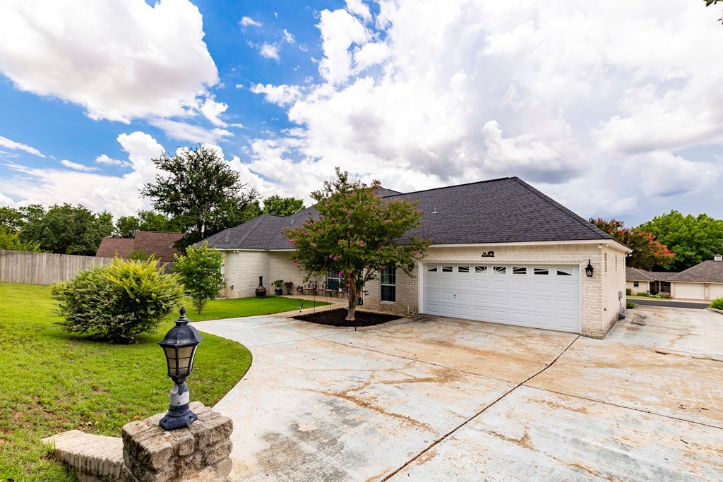 1107 Running Buck Lane