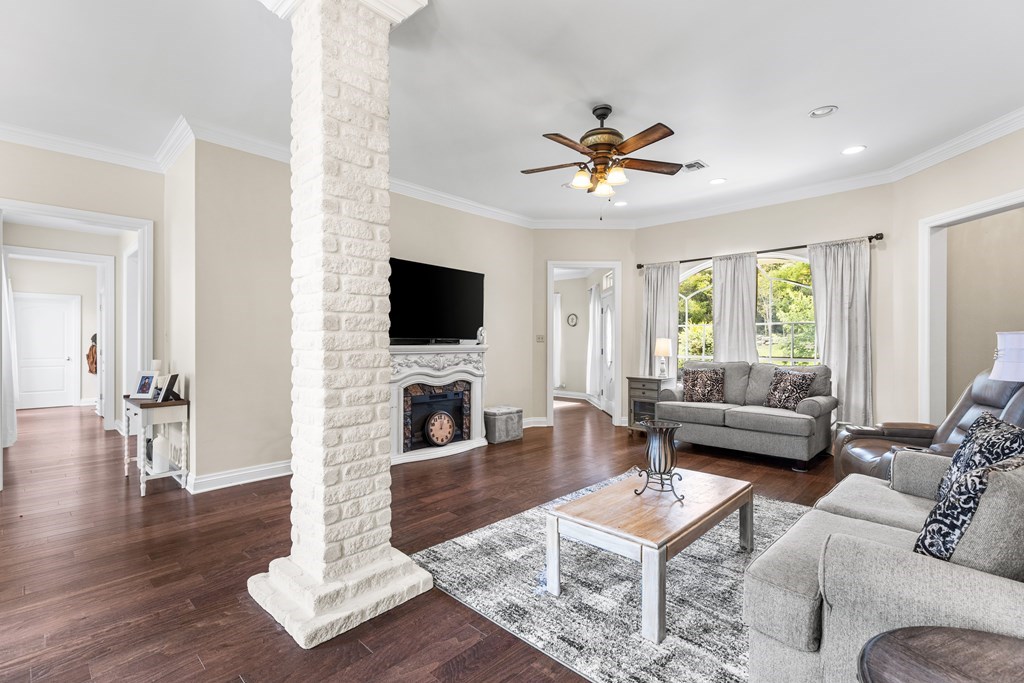 1107 Running Buck Lane