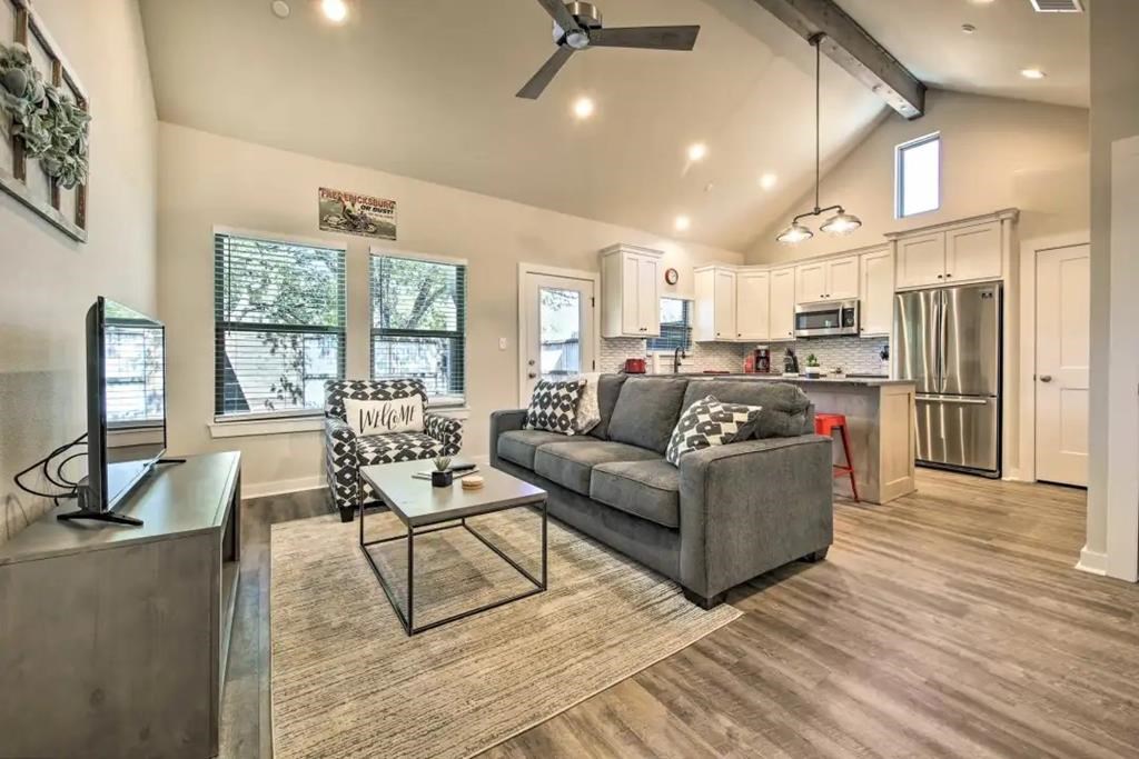 807 E Highway St # 101