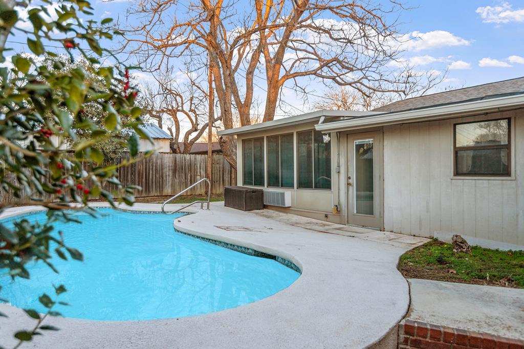 610 N Bowie