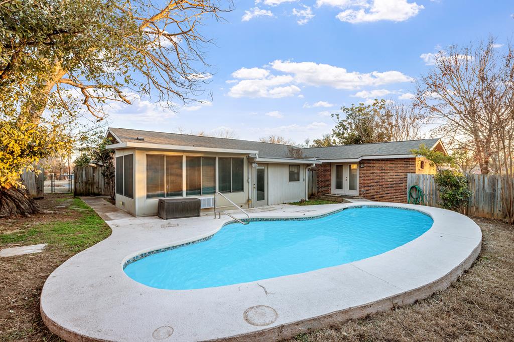 610 N Bowie