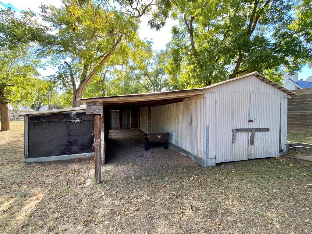 709 W Schubert St