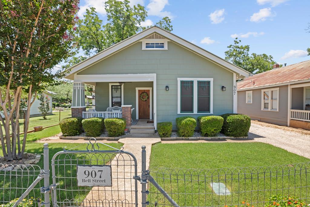 907 Bell St