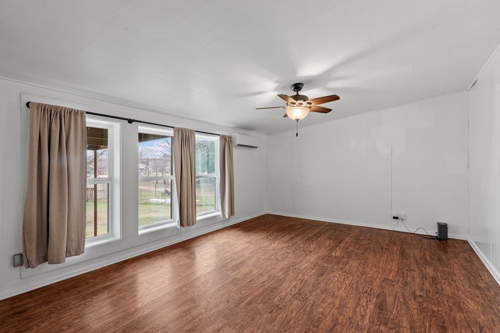 511 S Live Oak St