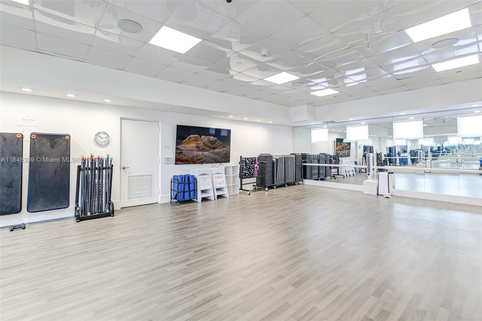 4775 Collins Ave # 1704