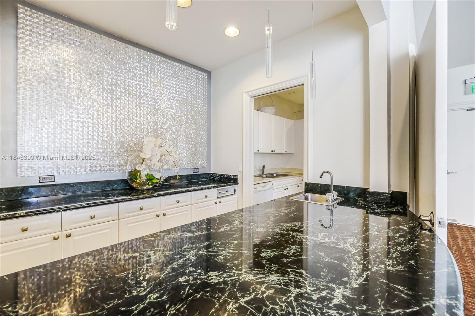 4775 Collins Ave # 1704