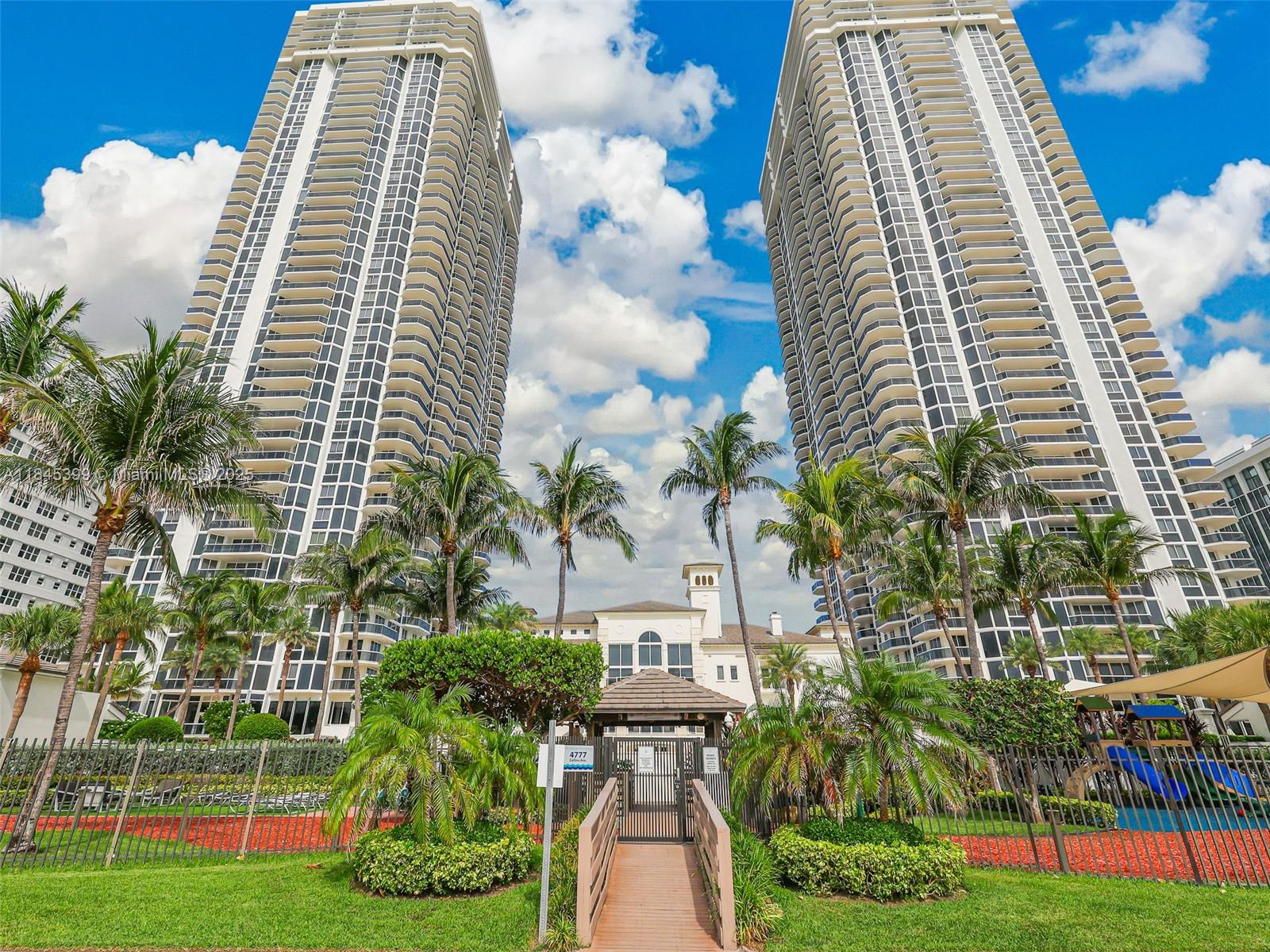 4775 Collins Ave # 1704