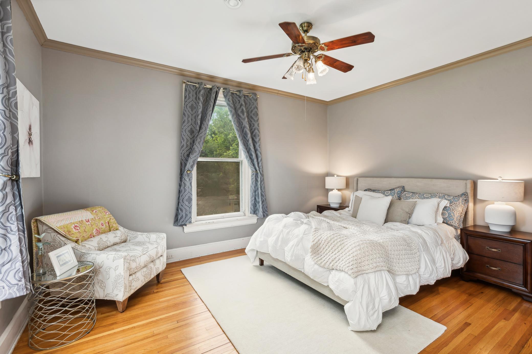 805 Abbott Street W
