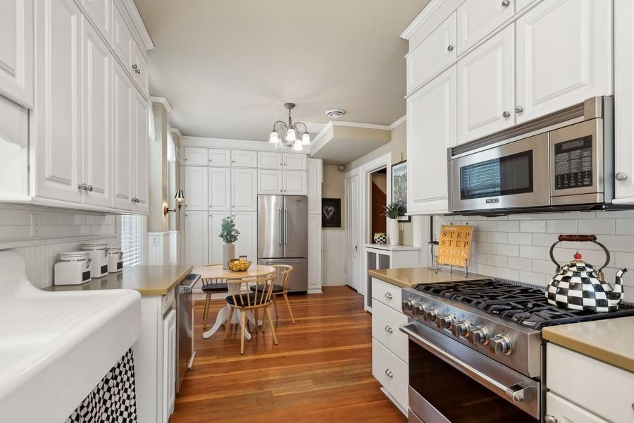805 Abbott Street W