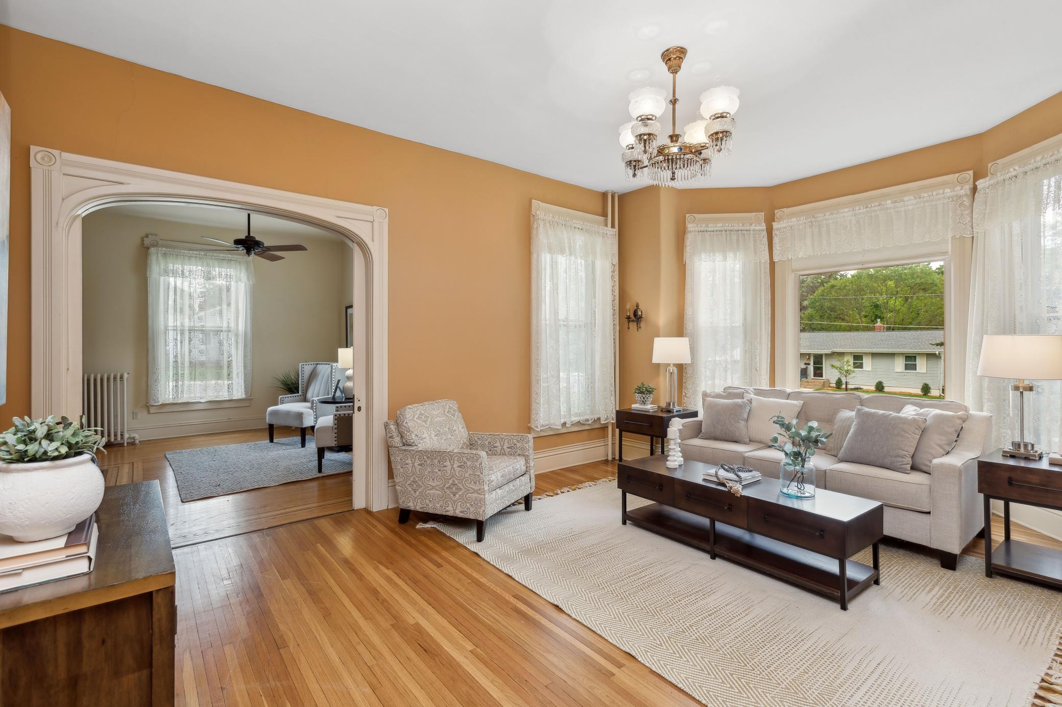 805 Abbott Street W