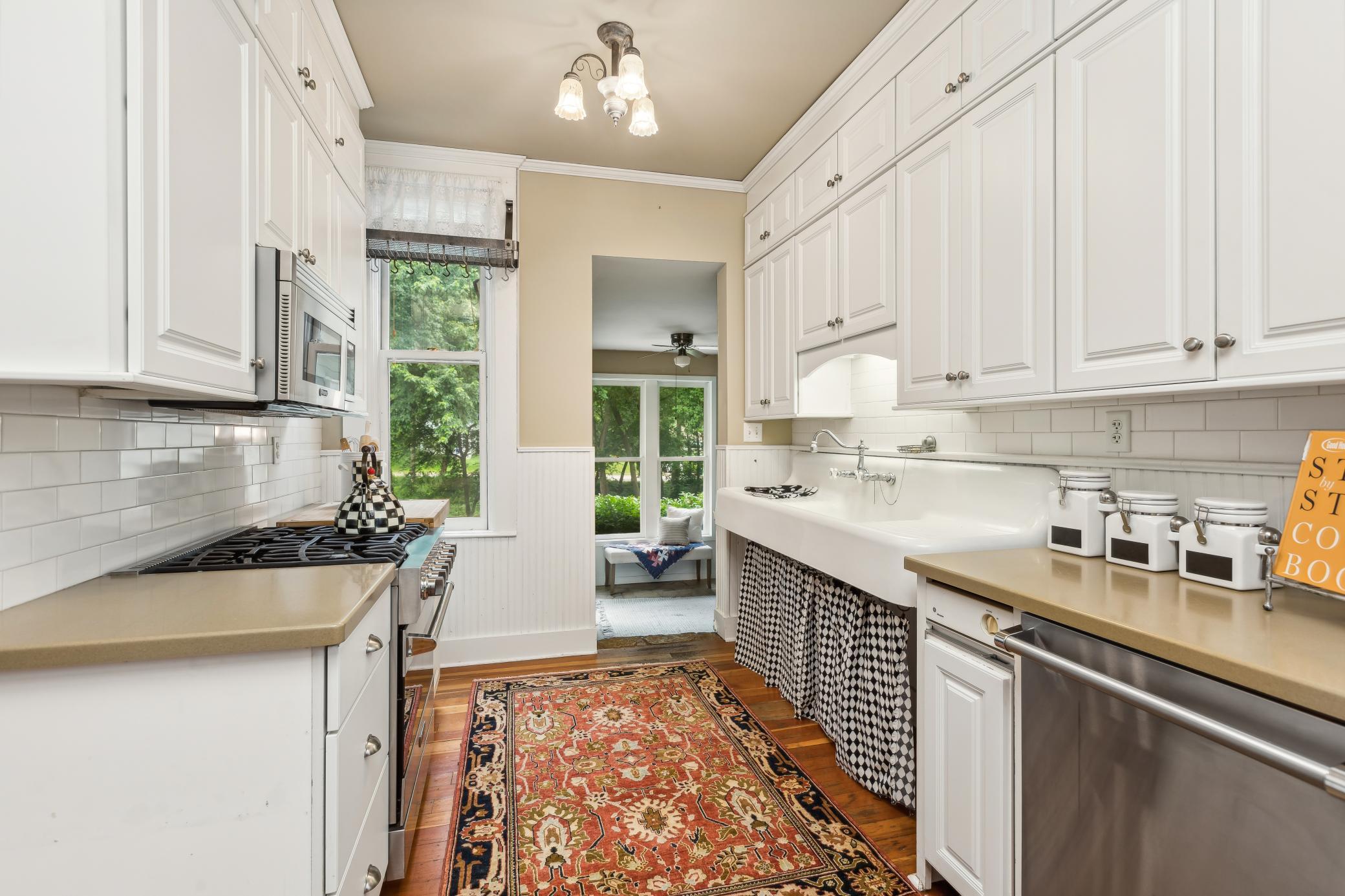 805 Abbott Street W