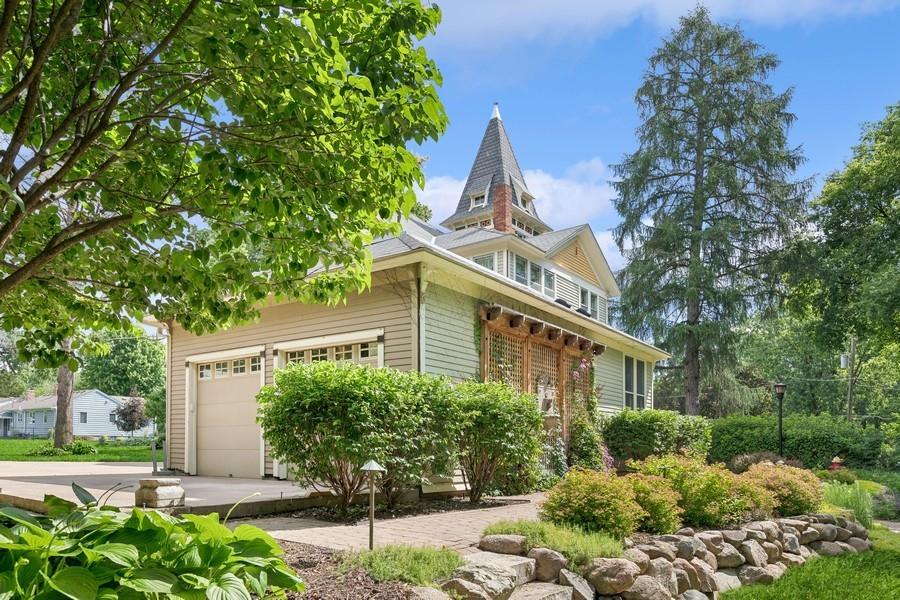 805 Abbott Street W