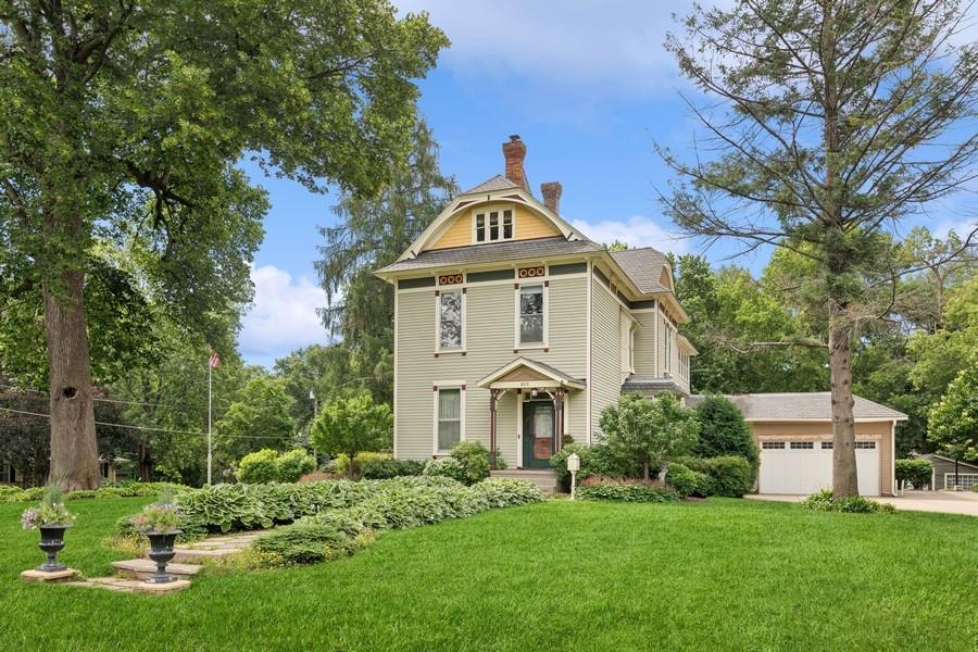 805 Abbott Street W