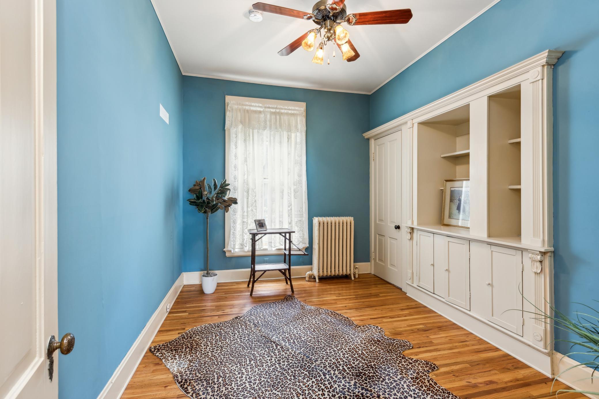 805 Abbott Street W
