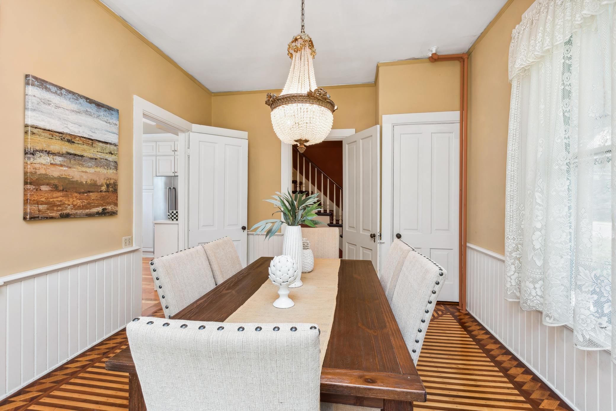 805 Abbott Street W