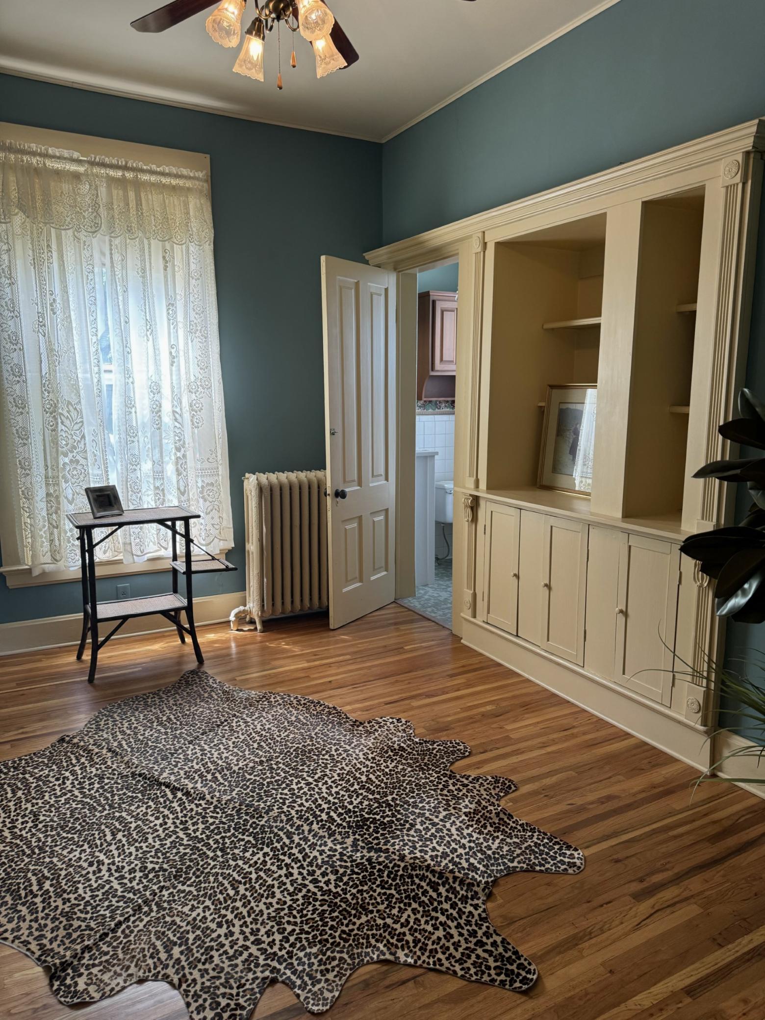805 Abbott Street W