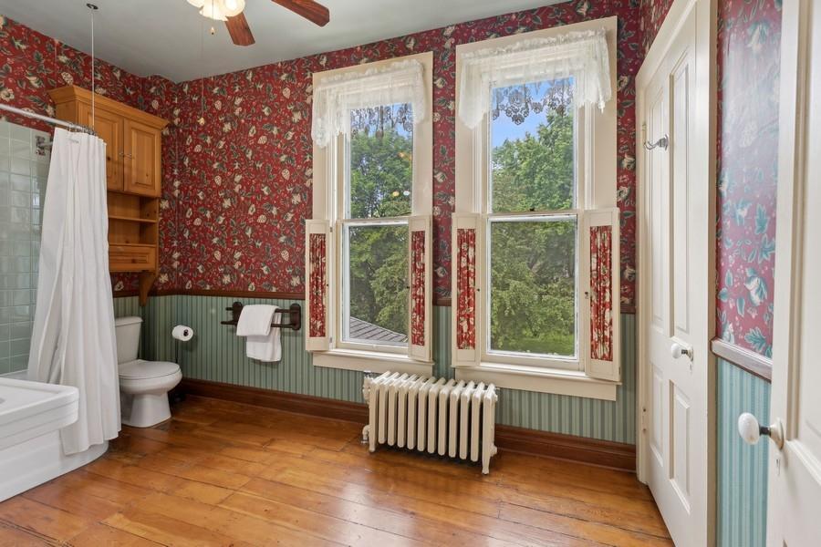 805 Abbott Street W