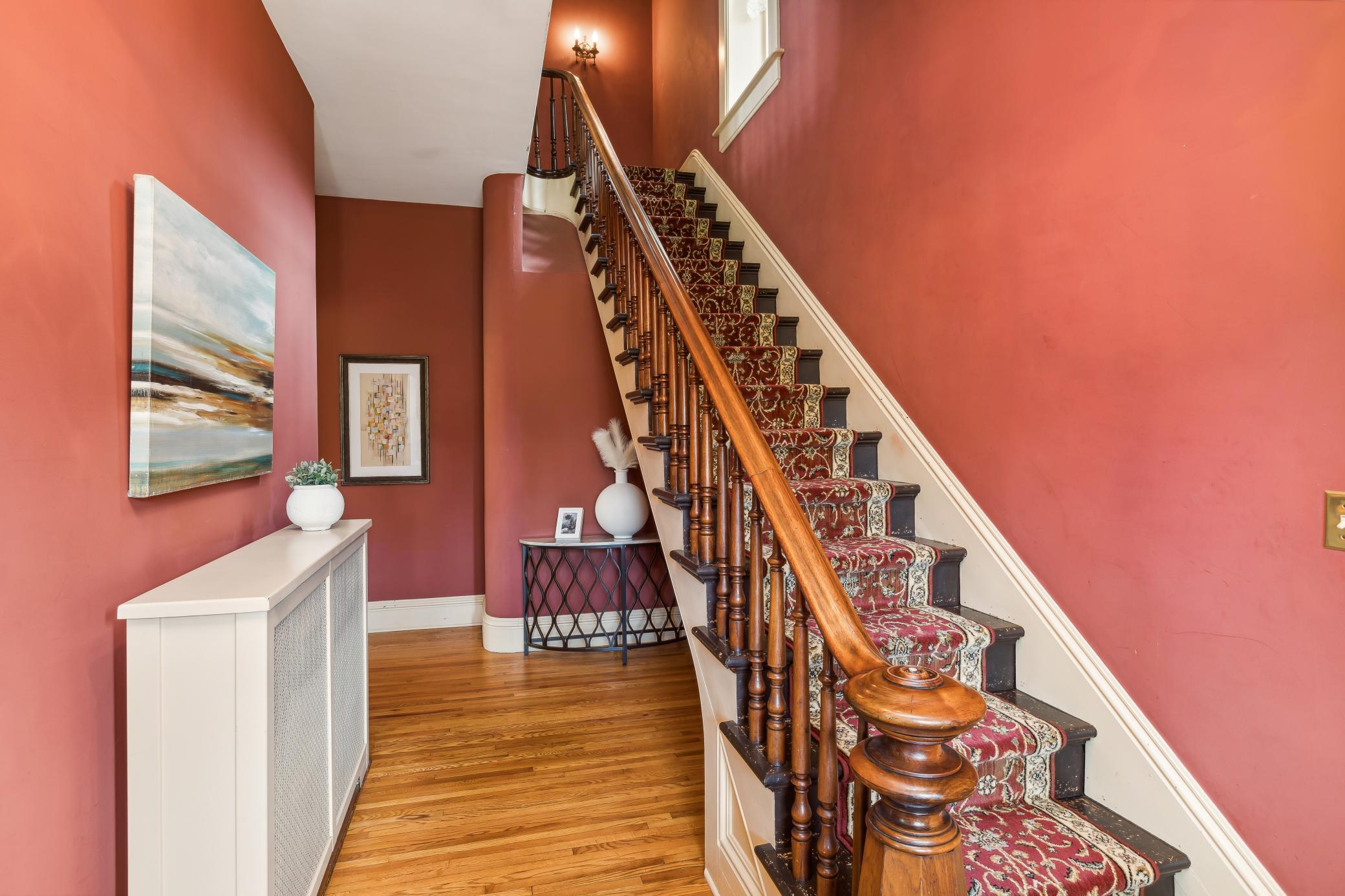 805 Abbott Street W