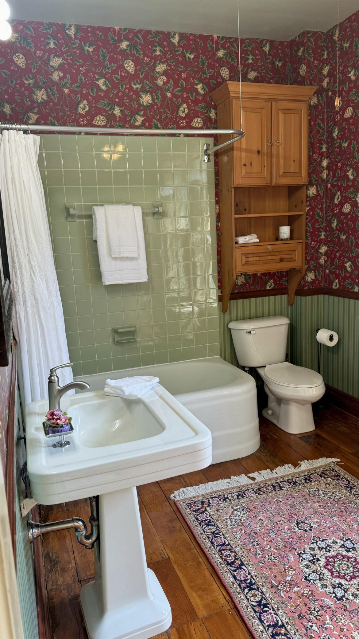 805 Abbott Street W