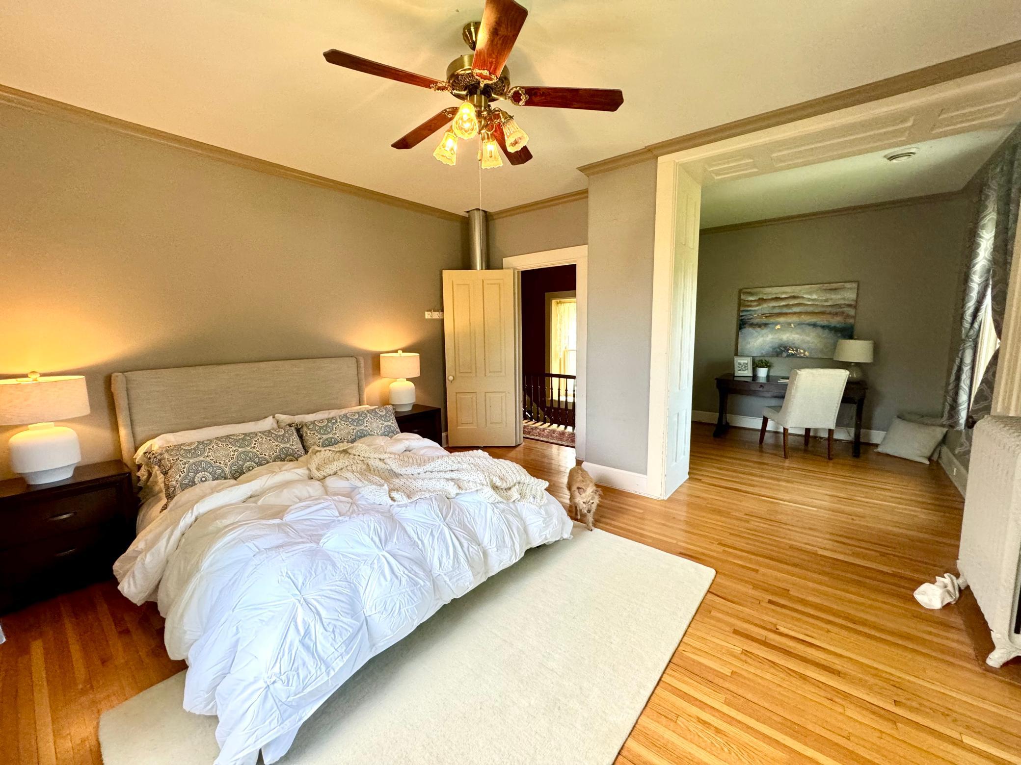 805 Abbott Street W