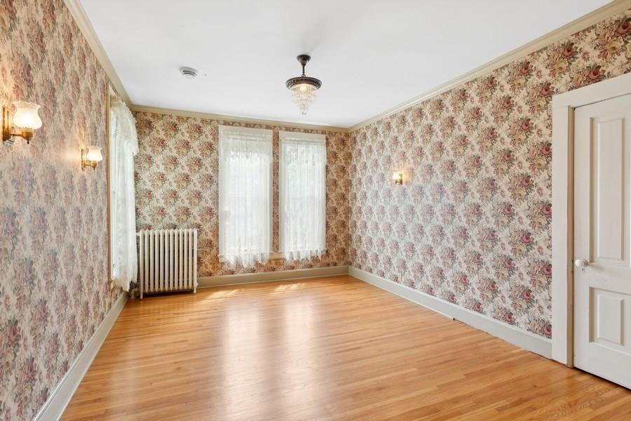 805 Abbott Street W
