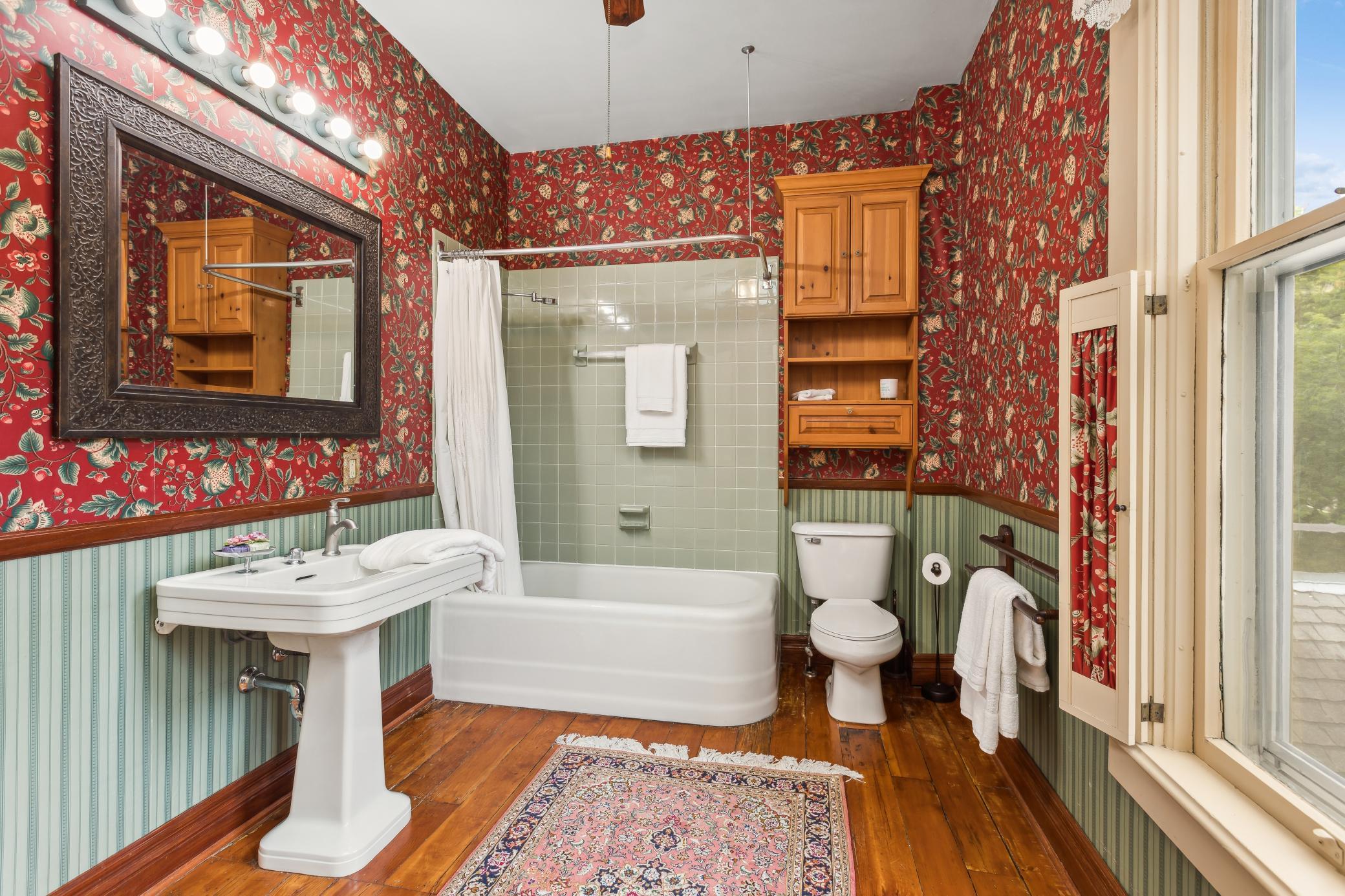 805 Abbott Street W