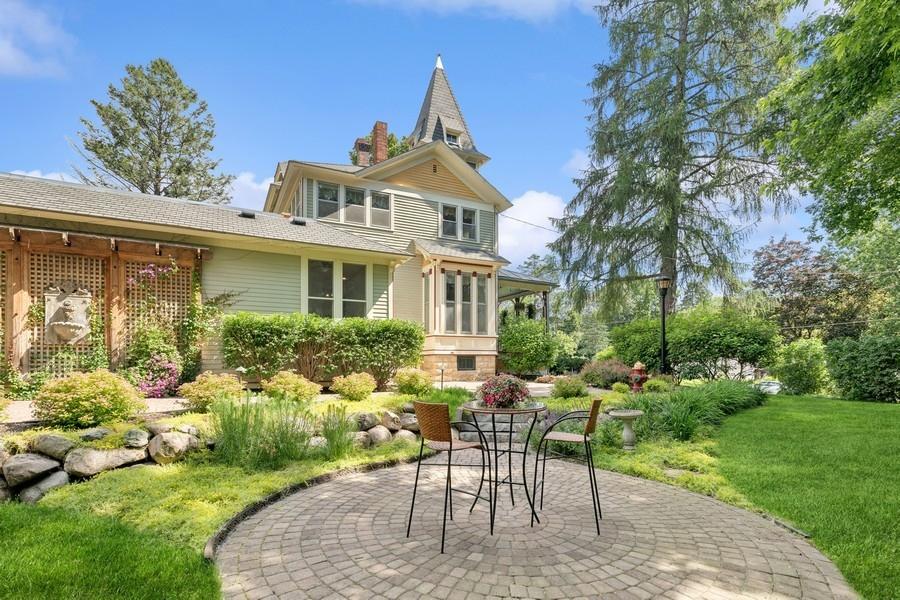 805 Abbott Street W