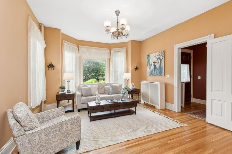 805 Abbott Street W