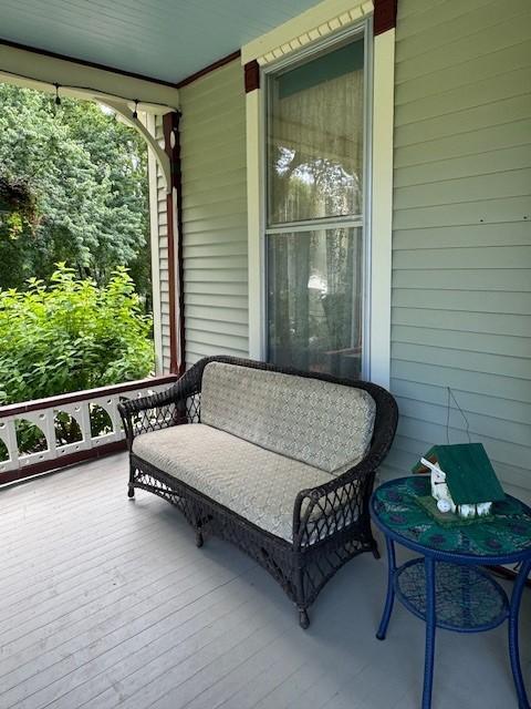 805 Abbott Street W
