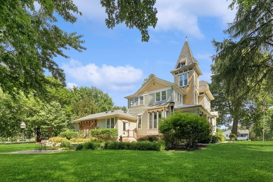 805 Abbott Street W
